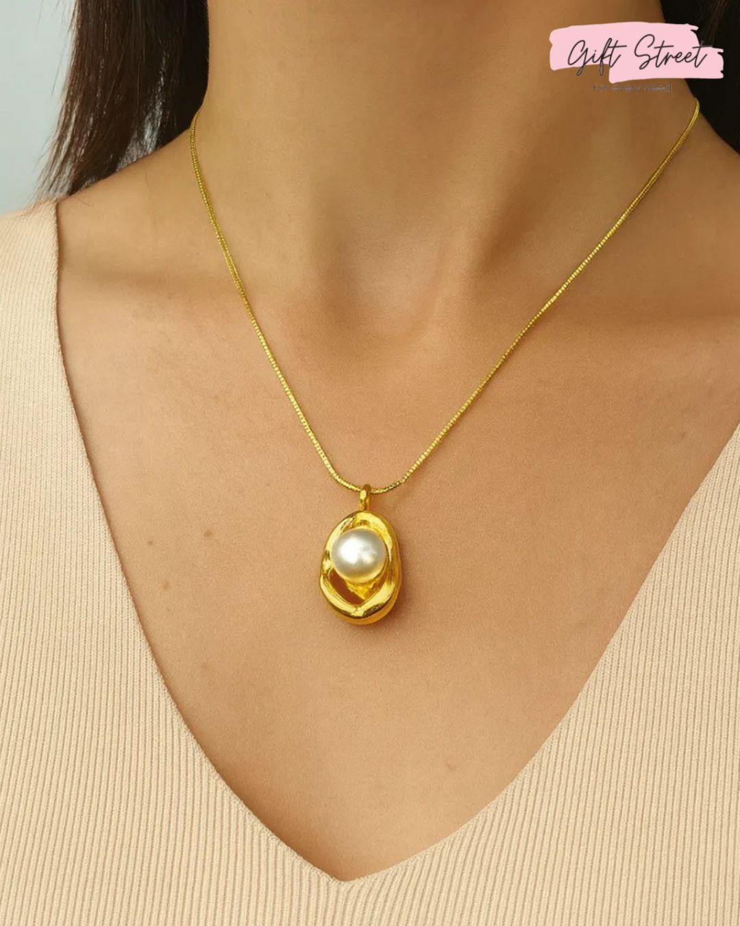 Pure Elegance: Luxury Gold Necklace with Round Pearl Charm