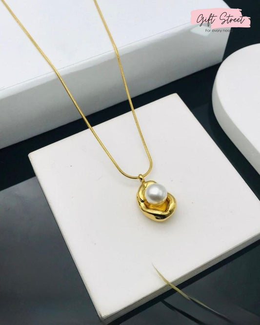 Pure Elegance: Luxury Gold Necklace with Round Pearl Charm