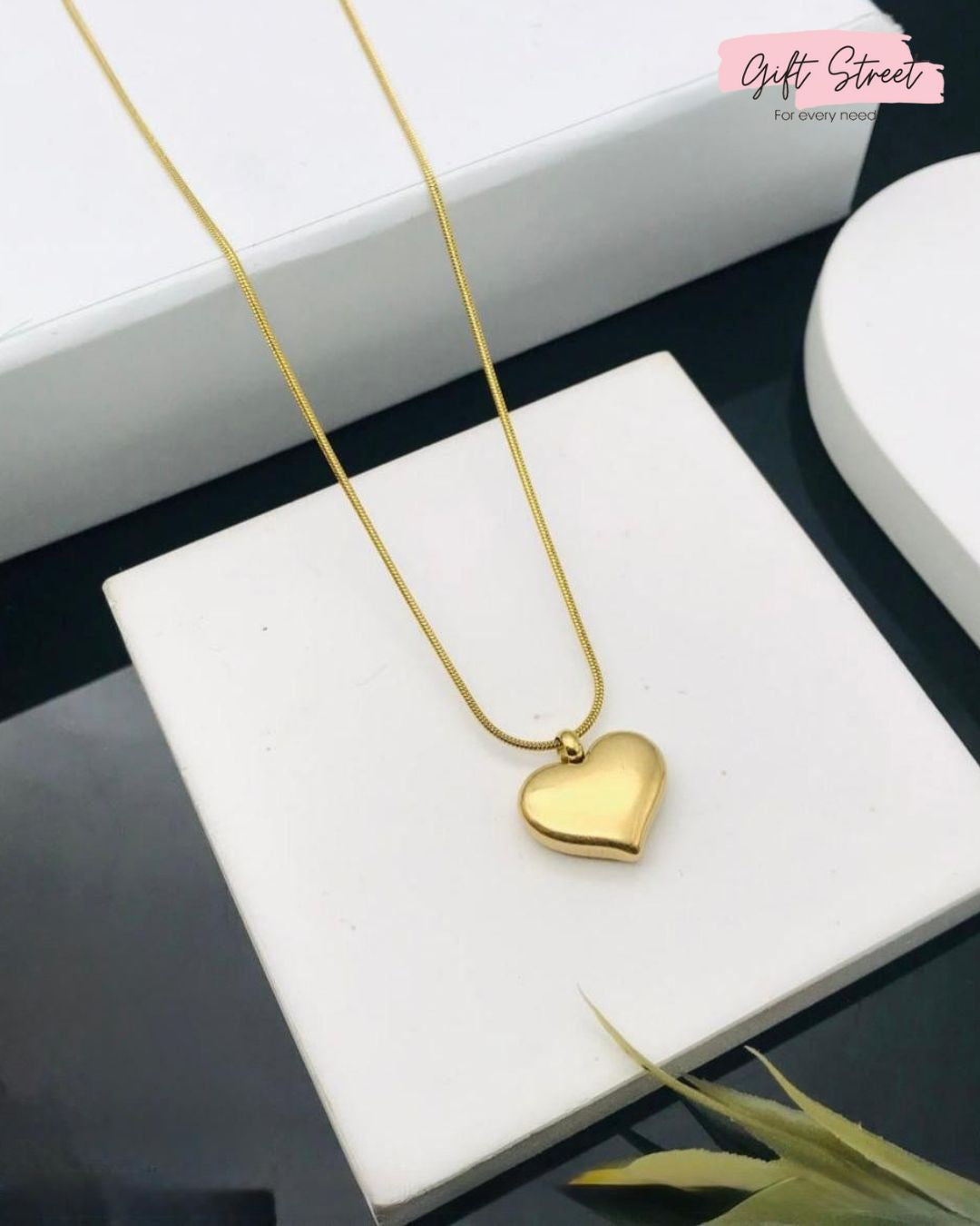 Golden Heartbeat: Minimalist Pendant Chain Necklace for Everyday Elegance