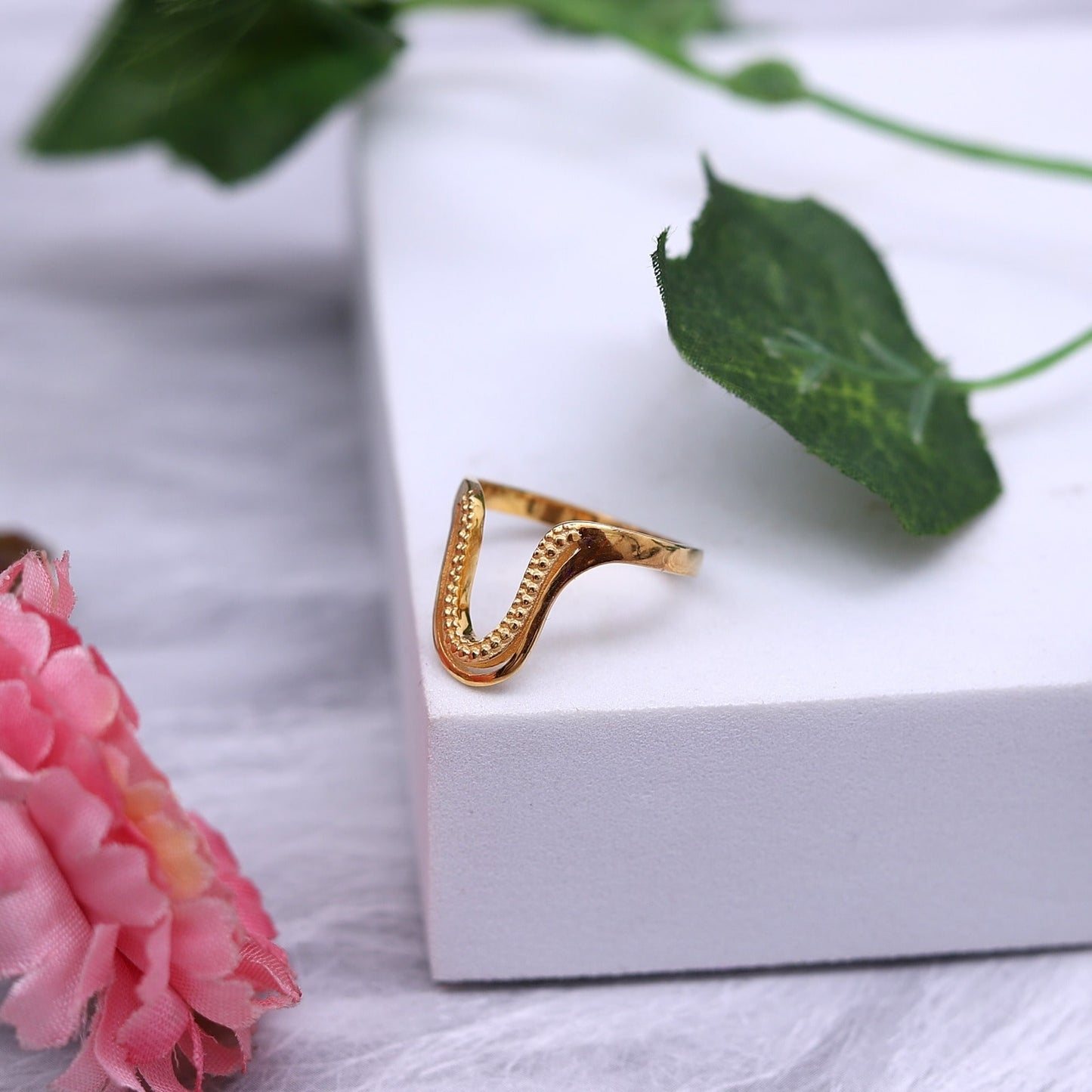 Stylish “U” ring